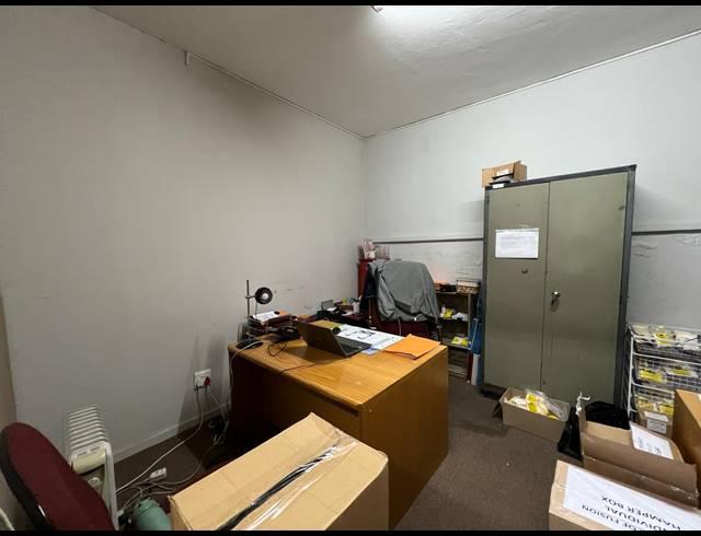 349M² WAREHOUSE TO LET IN LASER PARK